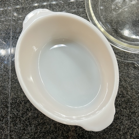 Vintage Fire King Casserole Dish / Serving Bowl with Lid. 467 - Picture 7 of 17